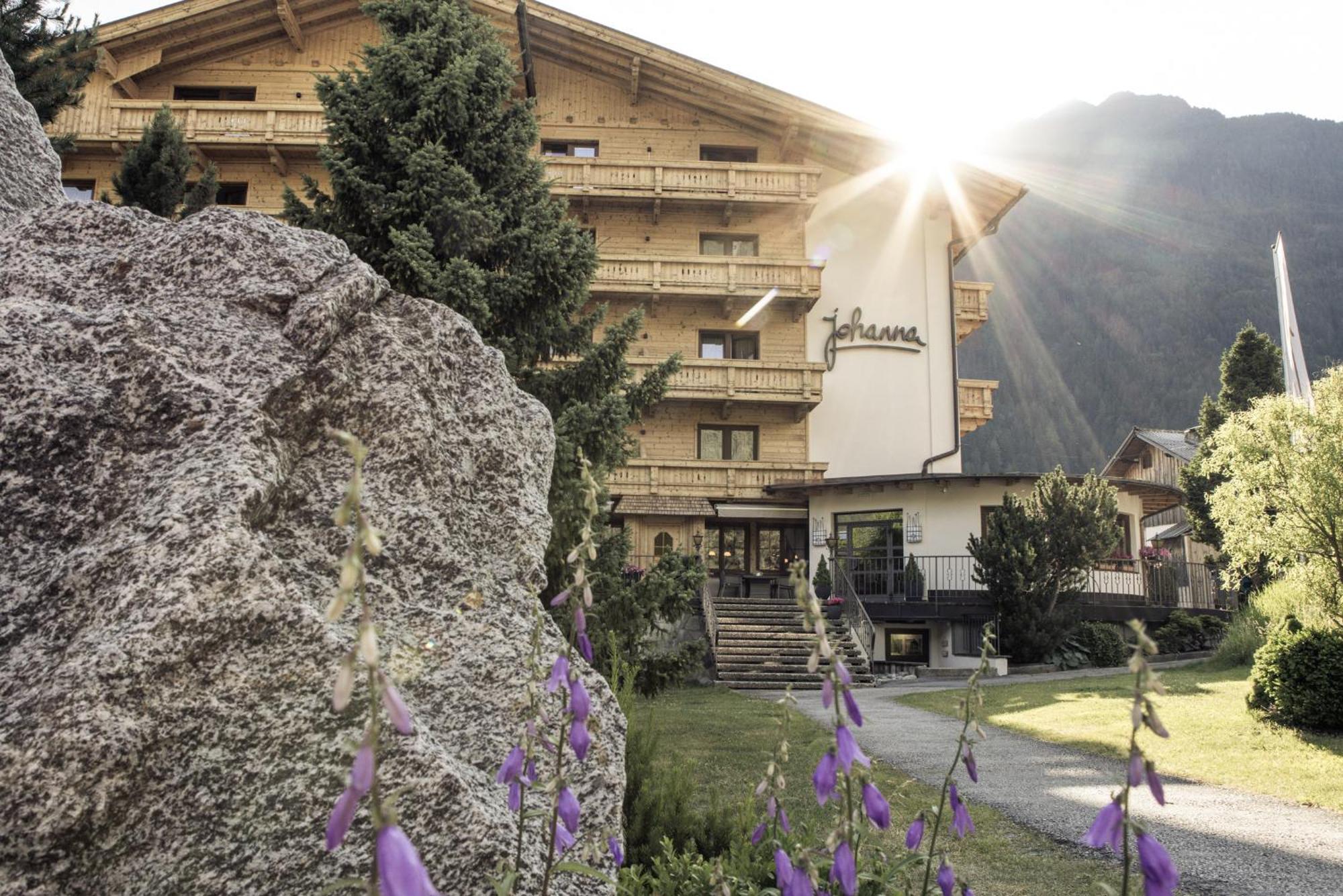 Hotel Johanna Mitten Im Oetztal Умхаузен Экстерьер фото
